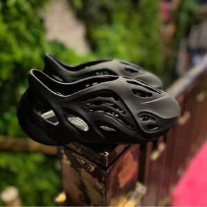 Wow! discounted until 3-1-2025, Adidas Yeezys Foam Runner Quantum Onyx